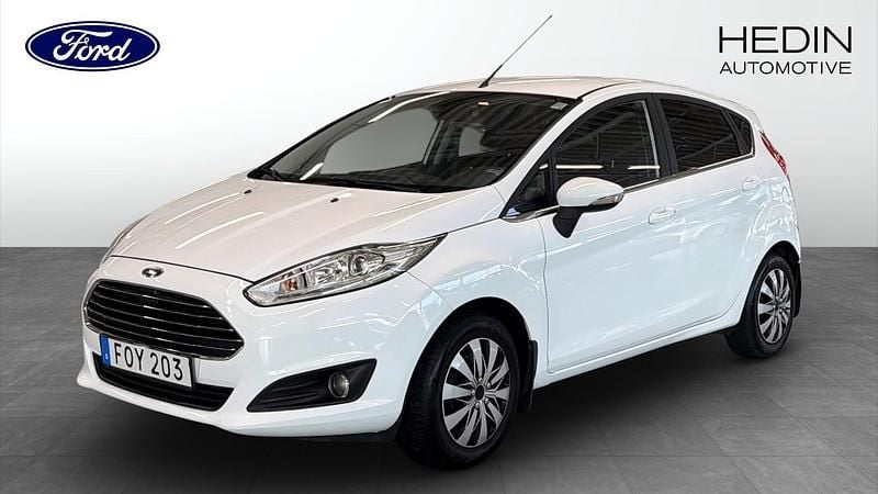 Vit Begagnad 2015 Ford Fiesta Halvkombi | 74 900 kr (Marknadspris) - Bild 1/4