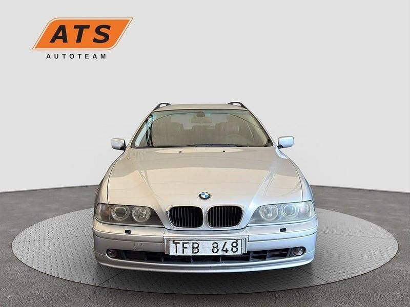 Ljusgrå Begagnad 2002 BMW 525 Kombi | 39 000 kr (Dyr) - Bild 1/4