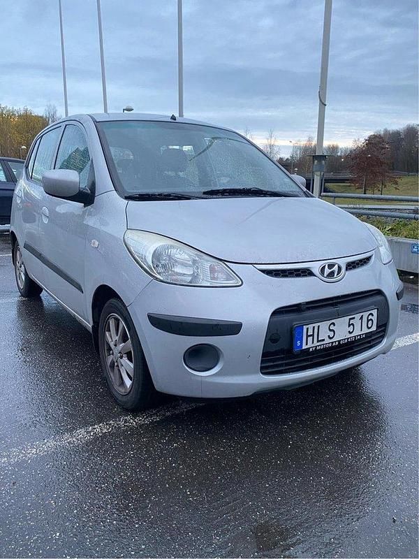 Silver Begagnad 2010 Hyundai i10 Halvkombi | 18 500 kr (Bra pris) - Bild 1/3