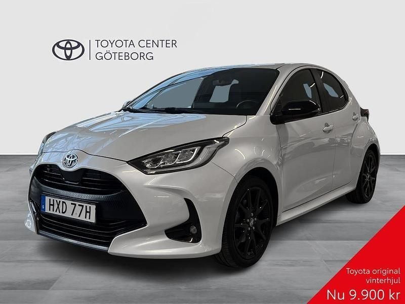 Vit Begagnad 2022 Toyota Yaris Hybrid Style Halvkombi | 239 900 kr (Marknadspris) - Bild 1/2