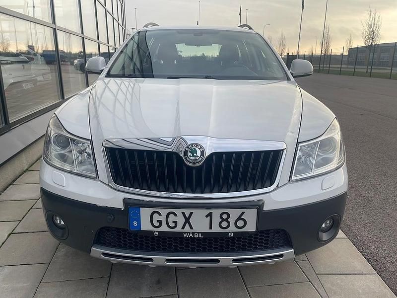 Begagnad Skoda Octavia Scout 140 HK (102 kW) 2011 Vit Kombi