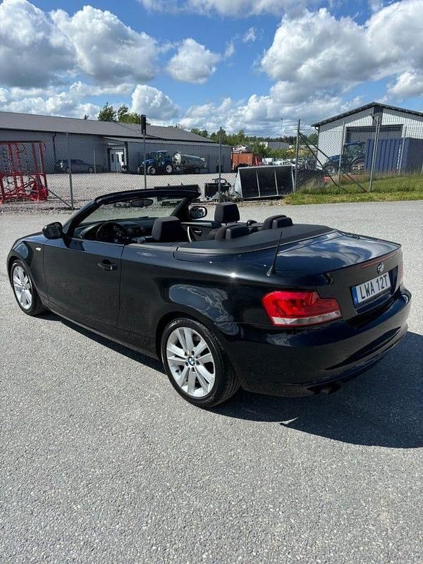 Begagnad BMW 118 Advantage 143 HK (105 kW) 2012 Svart Halvkombi