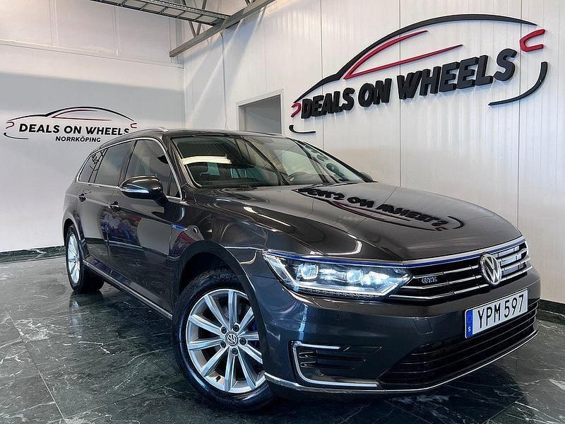 Mörkgrå Begagnad 2017 VW Passat GTE Kombi | 159 900 kr (Marknadspris) - Bild 1/4