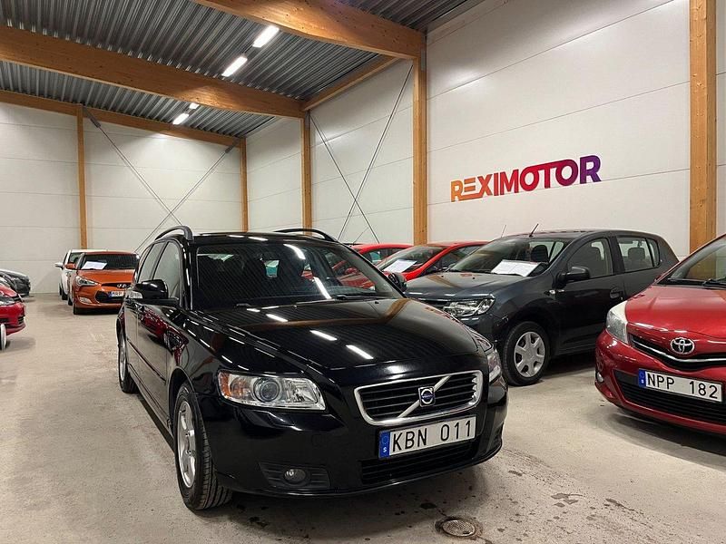 Svart Begagnad 2009 Volvo V50 Momentum Kombi | 54 900 kr (Marknadspris) - Bild 1/4