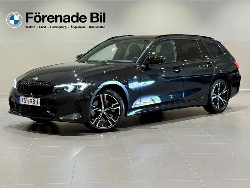 Svart (safirsvart metallic) Begagnad 2024 BMW 330e M Sport Kombi | 519 000 kr (Marknadspris) - Bild 1/4