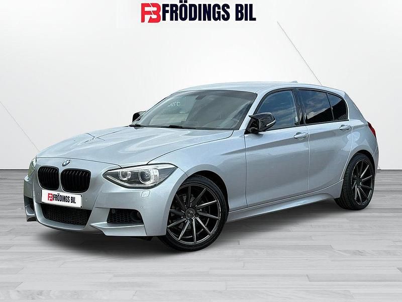 Silver Begagnad 2014 BMW 118 M Sport Halvkombi | 149 900 kr (Marknadspris) - Bild 1/4