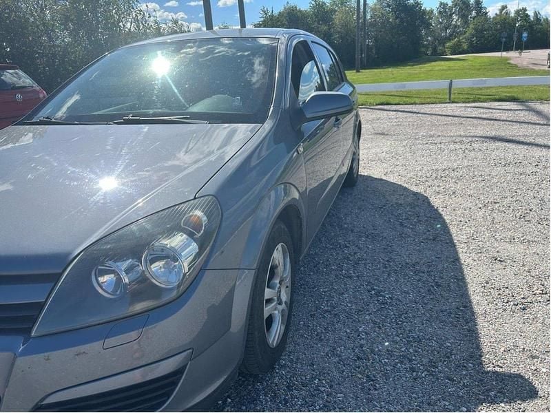Grå Begagnad 2004 Opel Astra Halvkombi | 18 000 kr (Marknadspris) - Bild 1/4