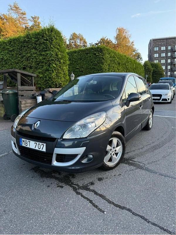 Grå Begagnad 2012 Renault Scénic III Minibuss | 49 000 kr (Marknadspris) - Bild 1/4