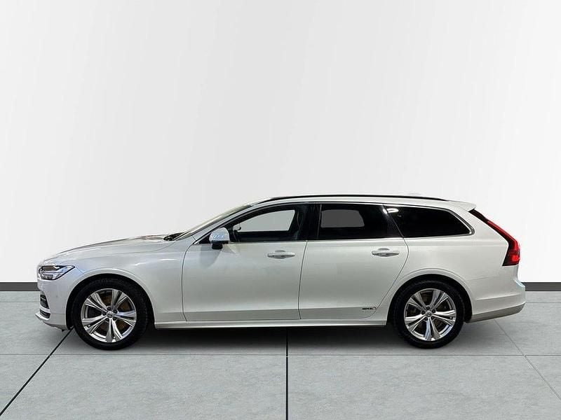 Begagnad Volvo V90 Momentum 197 HK (144 kW) 2021 Vit Kombi