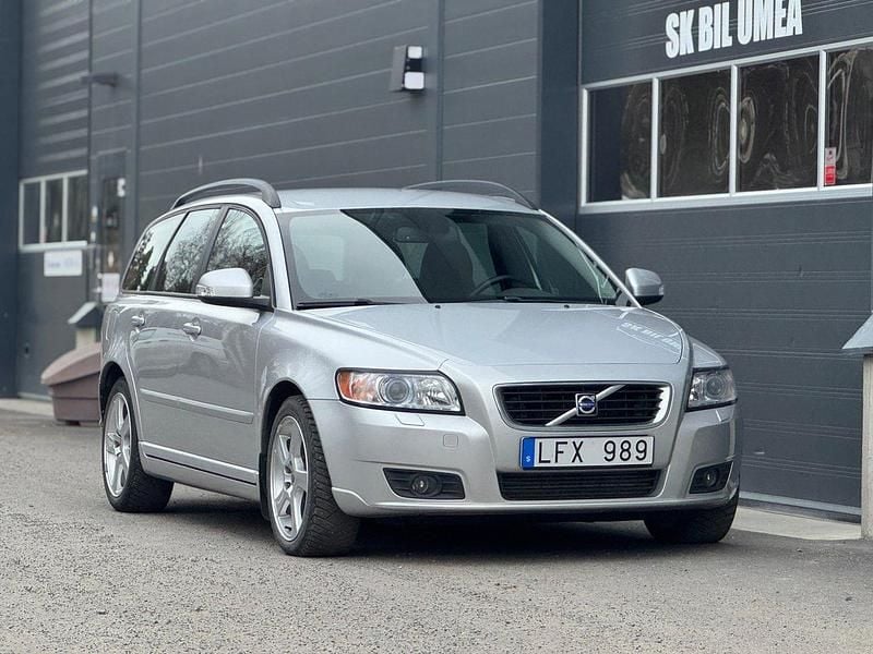 Ljusgrå (grå) Begagnad 2011 Volvo V50 Momentum Kombi | 129 900 kr - Bild 1/4