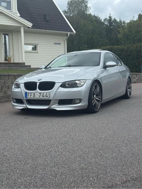 Grå Begagnad 2007 BMW 335 Comfort Edition Sportkupé | 149 995 kr (Bra pris) - Bild 1/4