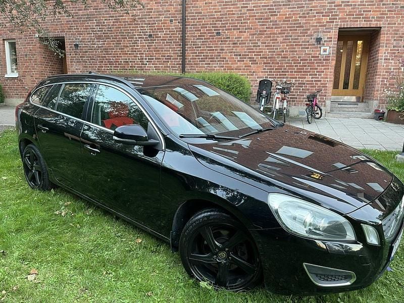 Svart Begagnad 2012 Volvo V60 Kombi | 94 900 kr (Marknadspris) - Bild 1/4