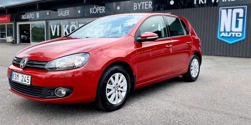 Röd Begagnad 2011 VW Golf Halvkombi | 59 900 kr (Marknadspris) - Bild 1/4
