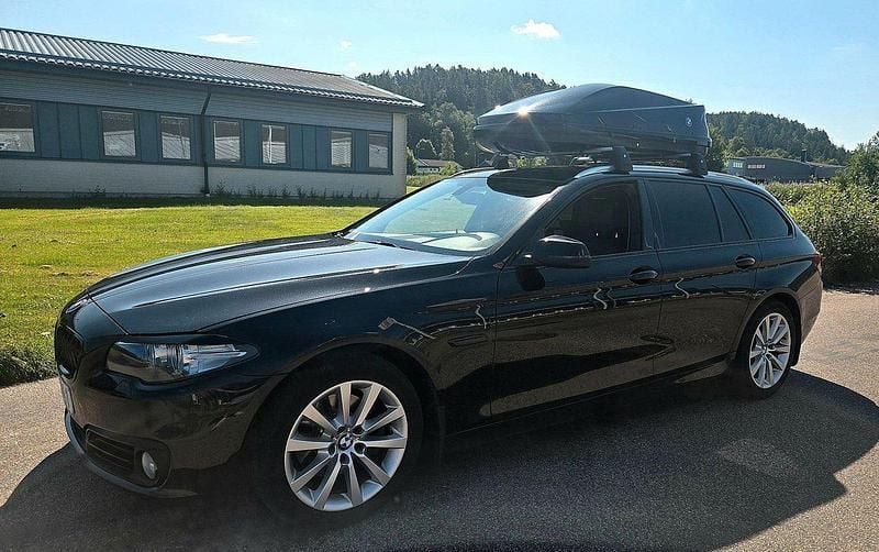 Svart Begagnad 2014 BMW 520 M Sport Kombi | 129 900 kr (Bra pris) - Bild 1/4