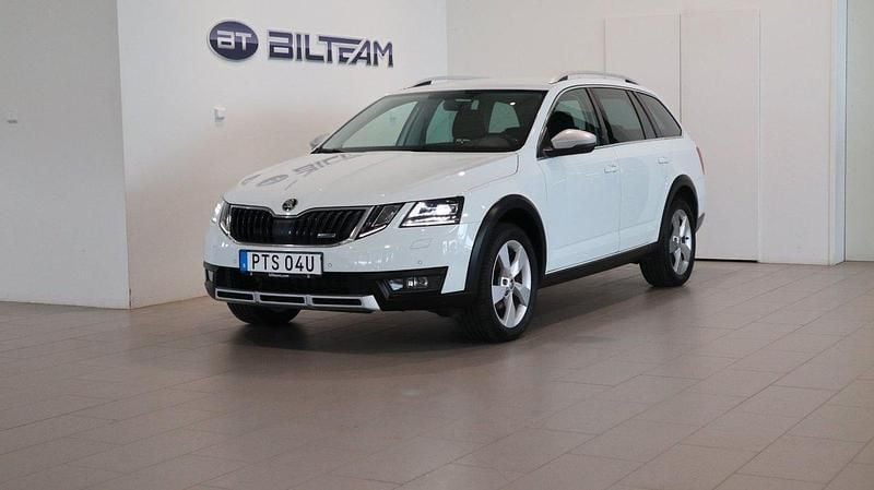 Vit Begagnad 2018 Skoda Octavia Scout Kombi | 239 900 kr (Marknadspris) - Bild 1/4