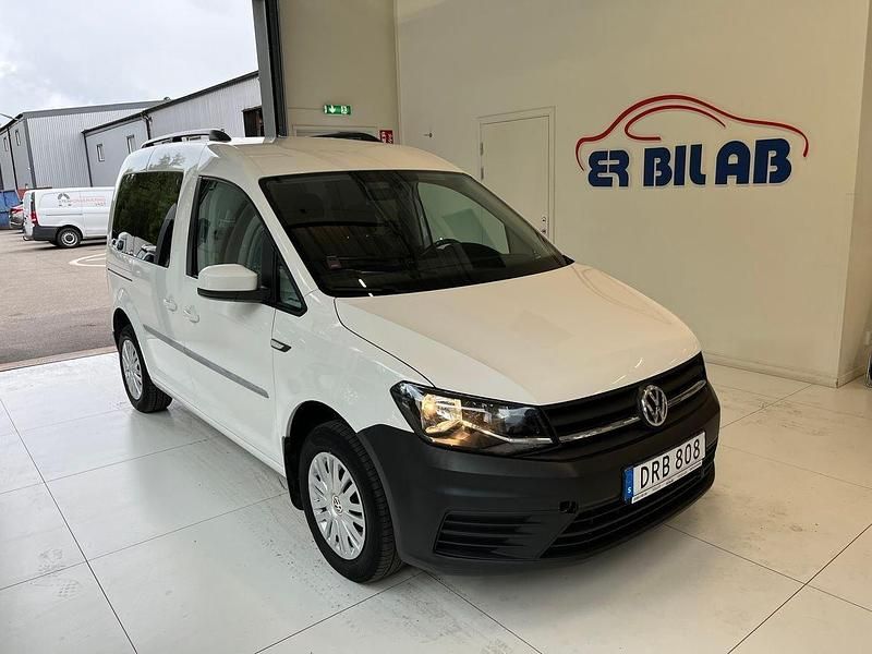 Vit Begagnad 2017 VW Caddy Minibuss | 149 900 kr - Bild 1/4