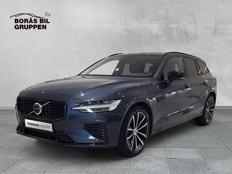 Mörkblå (blå) Begagnad 2024 Volvo V60 Plus Kombi | 489 000 kr (Lite dyr) - Bild 1/4