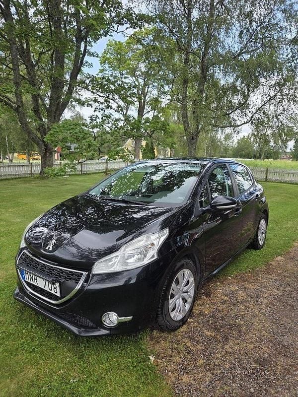 Svart Begagnad 2013 Peugeot 208 Halvkombi | 45 000 kr (Marknadspris) - Bild 1/4