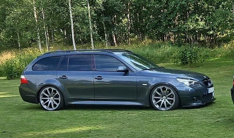 Begagnad BMW 525 197 HK (144 kW) 2009 Platina grå Kombi
