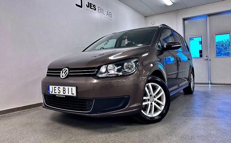 Brun (brun pearl metallic) Begagnad 2012 VW Touran Minibuss | 99 900 kr (Dyr) - Bild 1/4