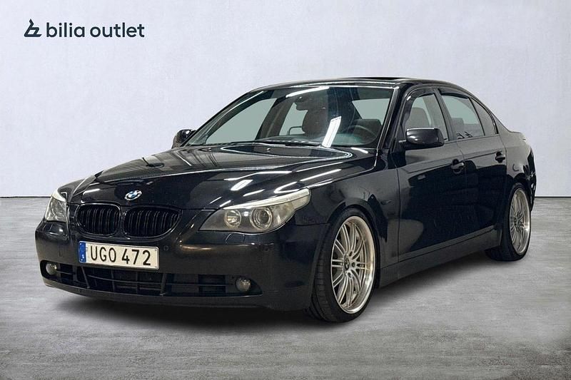Svart Begagnad 2003 BMW 530 Sedan | 44 900 kr (Marknadspris) - Bild 1/3