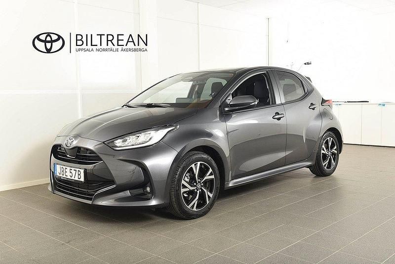 Mörkgrå Begagnad 2024 Toyota Yaris Hybrid Active Halvkombi | 279 900 kr (Dyr) - Bild 1/4