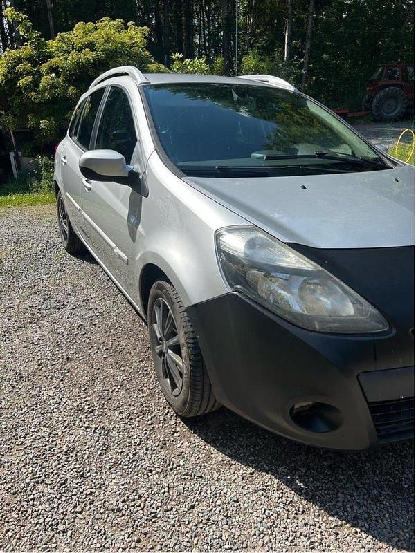 Silver Begagnad 2012 Renault Clio GrandTour Kombi | 25 000 kr (Marknadspris) - Bild 1/4