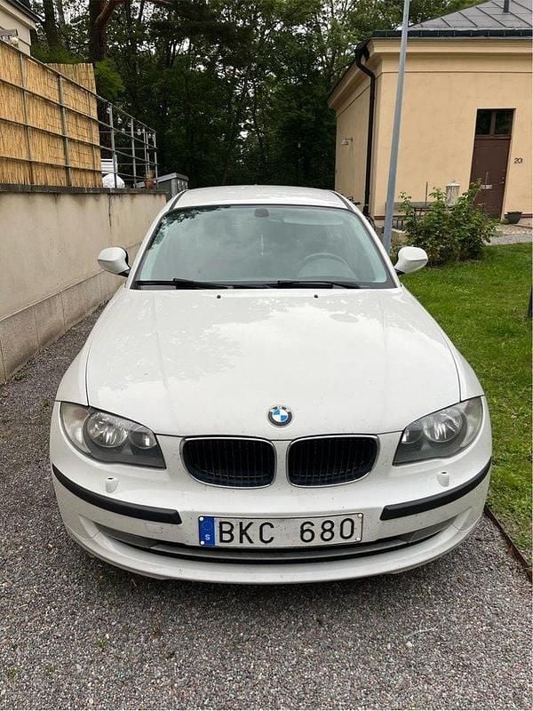 Vit Begagnad 2010 BMW 118 Advantage Halvkombi | 45 000 kr (Bra pris) - Bild 1/4