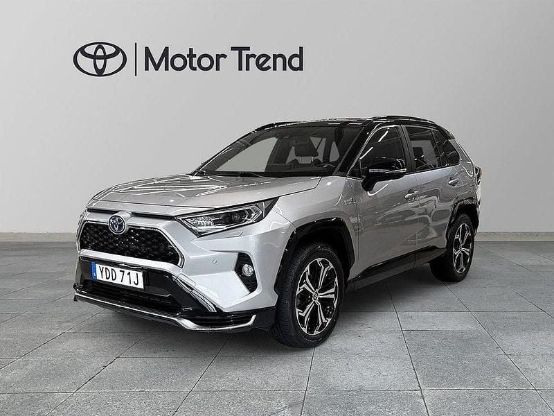 Grå Begagnad 2021 Toyota RAV4 Hybrid Style SUV | 389 900 kr (Marknadspris) - Bild 1/4