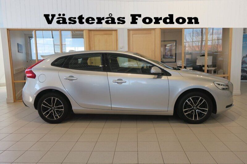 Silver Begagnad 2016 Volvo V40 Momentum Kombi | 145 900 kr (Marknadspris) - Bild 1/4
