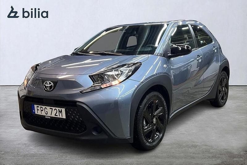 Grå Begagnad 2024 Toyota Aygo X Play SUV | 204 900 kr (Dyr) - Bild 1/4