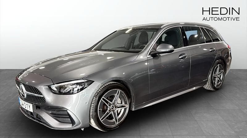 Grå Begagnad 2024 Mercedes C200 AMG Kombi | 419 900 kr (Marknadspris) - Bild 1/4