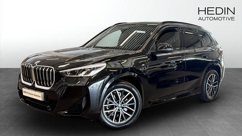 Svart (black) Begagnad 2024 BMW X1 M Sport SUV | 524 700 kr (Marknadspris) - Bild 1/4