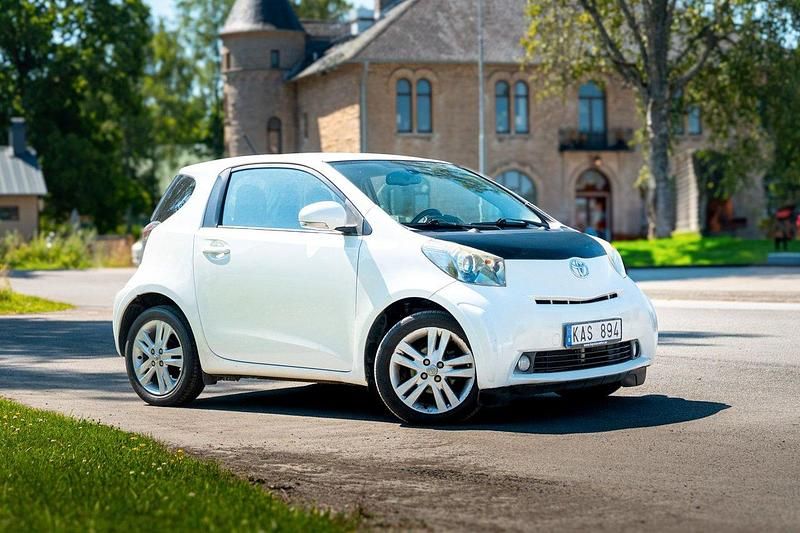 Vit Begagnad 2009 Toyota iQ Halvkombi | 46 000 kr (Bra pris) - Bild 1/4