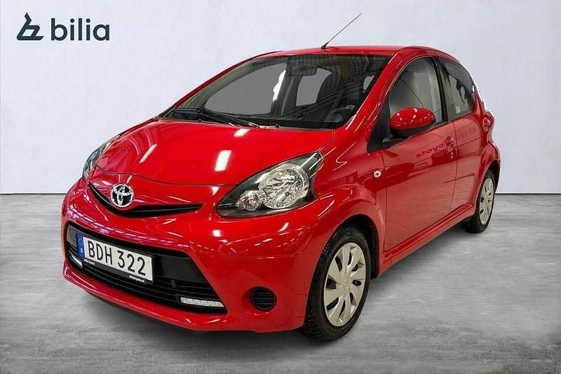 Röd Begagnad 2013 Toyota Aygo Halvkombi | 49 900 kr (Marknadspris) - Bild 1/4