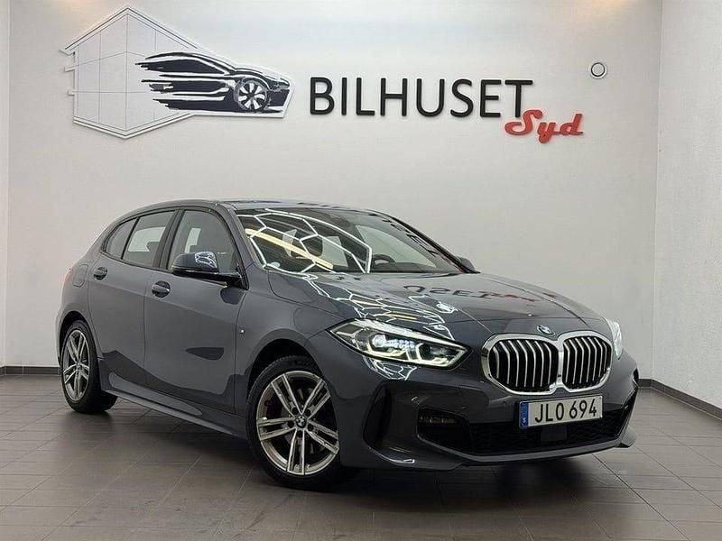 Mörkgrå (grå) Begagnad 2021 BMW 118 M Sport Halvkombi | 248 500 kr (Marknadspris) - Bild 1/4