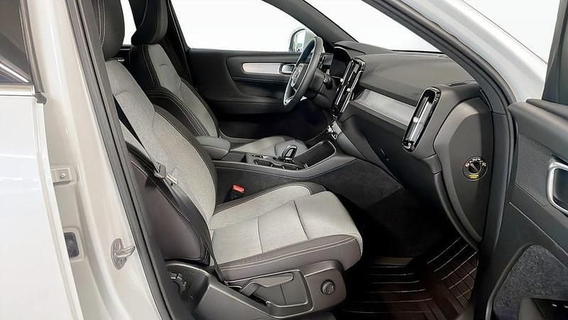 Begagnad Volvo XC40 Momentum 211 HK (155 kW) 2023 Vit SUV