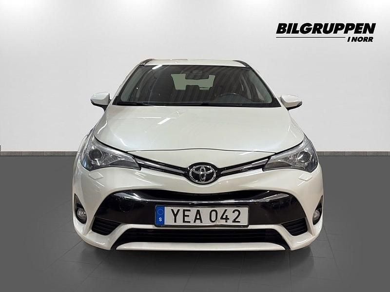 Begagnad Toyota Avensis Active 147 HK (108 kW) 2016 Vit Kombi