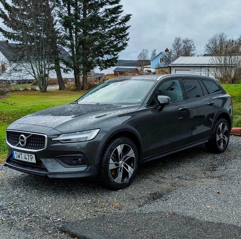 Begagnad Volvo V60 CC 197 HK (144 kW) 2022 Pine gray, grå/grön metallic Kombi