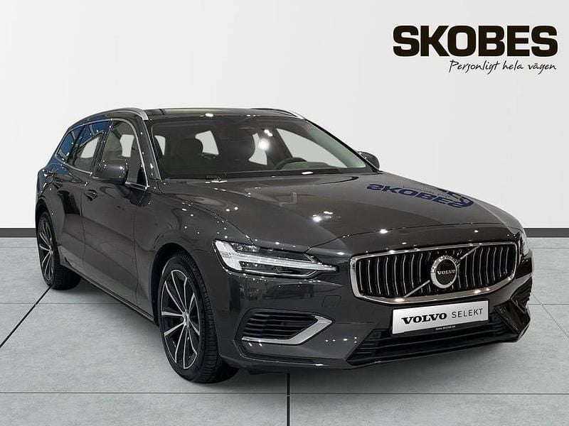 Grå Begagnad 2025 Volvo V60 Plus Kombi | 479 300 kr - Bild 1/3