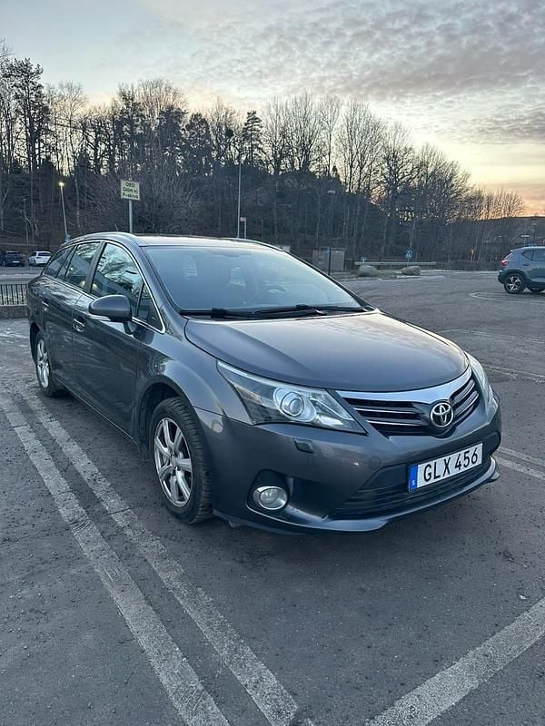 Mörkgrå Begagnad 2014 Toyota Avensis Kombi | 89 500 kr (Marknadspris) - Bild 1/4