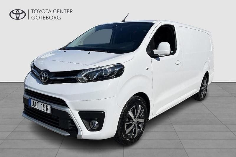 Vit Begagnad 2024 Toyota Proace Van | 369 900 kr (Marknadspris) - Bild 1/4