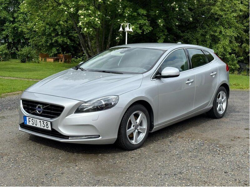 Silver Begagnad 2015 Volvo V40 Momentum Kombi | 109 000 kr (Marknadspris) - Bild 1/1