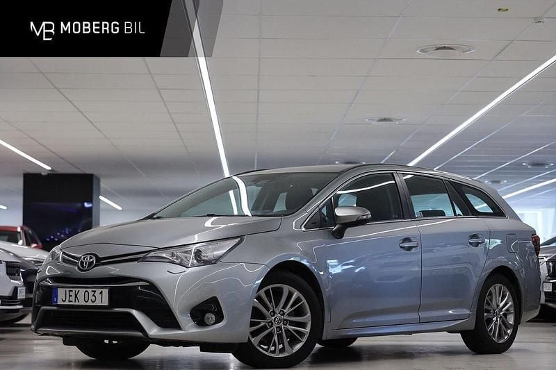 Ljusgrå Begagnad 2015 Toyota Avensis Active Kombi | 124 900 kr (Marknadspris) - Bild 1/3