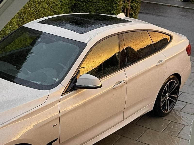 Vit Begagnad 2020 BMW 320 Gran Turismo M Sport Halvkombi | 279 900 kr (Marknadspris) - Bild 1/4