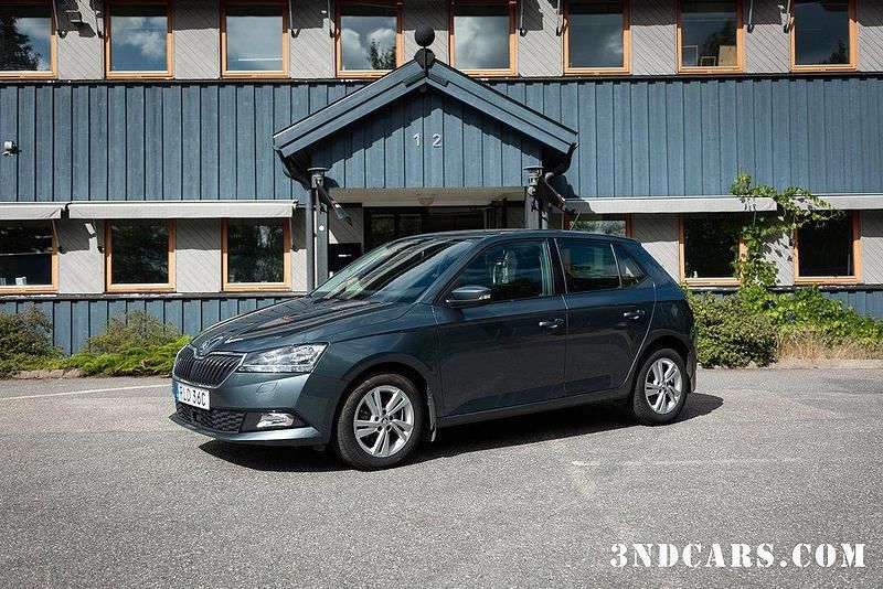Mörkgrå (grå) Begagnad 2019 Skoda Fabia Style Halvkombi | 99 900 kr (Marknadspris) - Bild 1/4