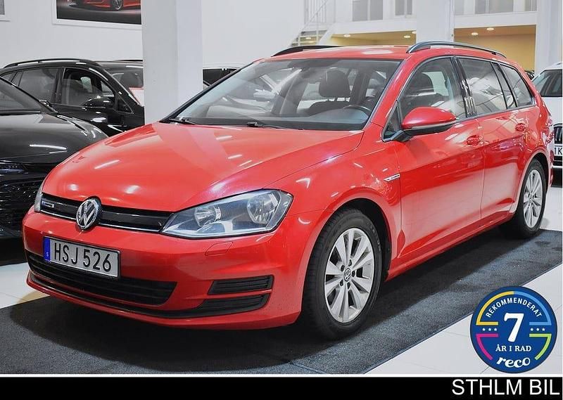 Röd ( tornado red ) Begagnad 2015 VW Golf VII Style Kombi | 89 000 kr (Marknadspris) - Bild 1/4