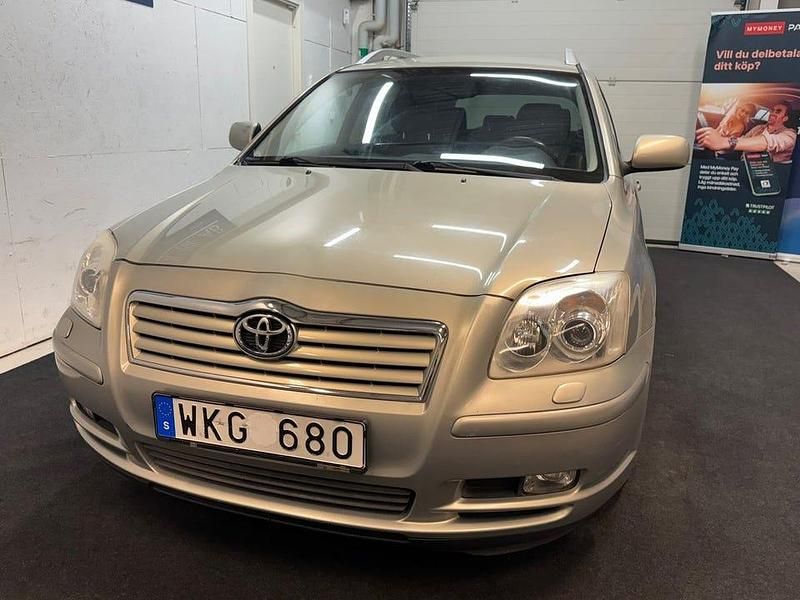 Begagnad Toyota Avensis 147 HK (108 kW) 2005 Grön Kombi