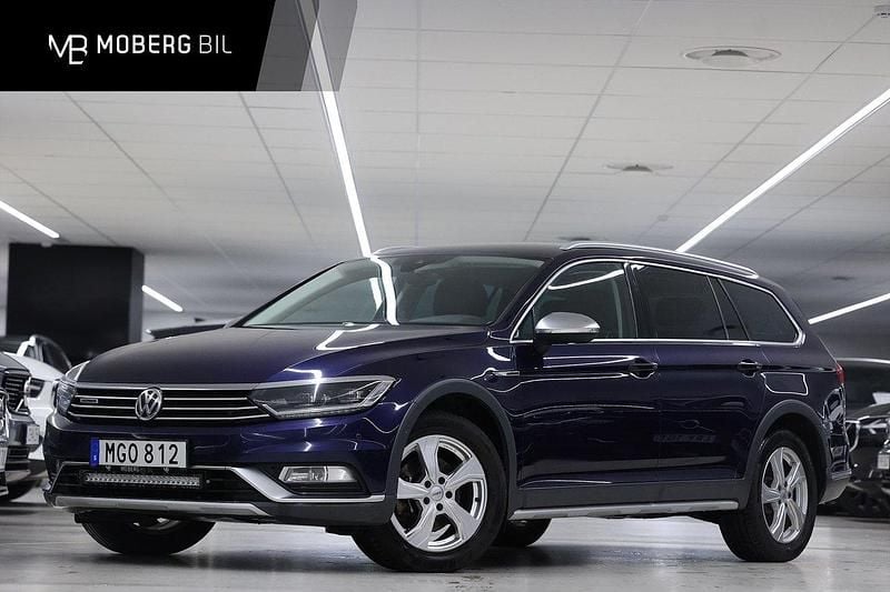 Mörkblå Begagnad 2017 VW Passat Alltrack Kombi | 159 900 kr (Marknadspris) - Bild 1/2