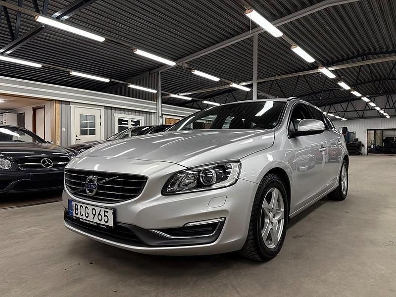 Silver Begagnad 2014 Volvo V60 Momentum Kombi | 149 900 kr (Lite dyr) - Bild 1/4